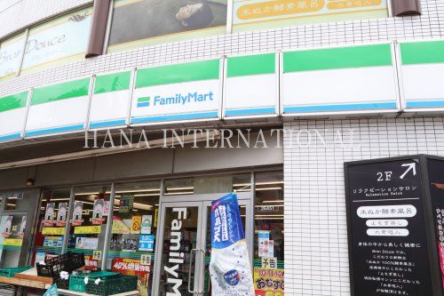 近くのファミリーマートまで501m(徒歩7分)