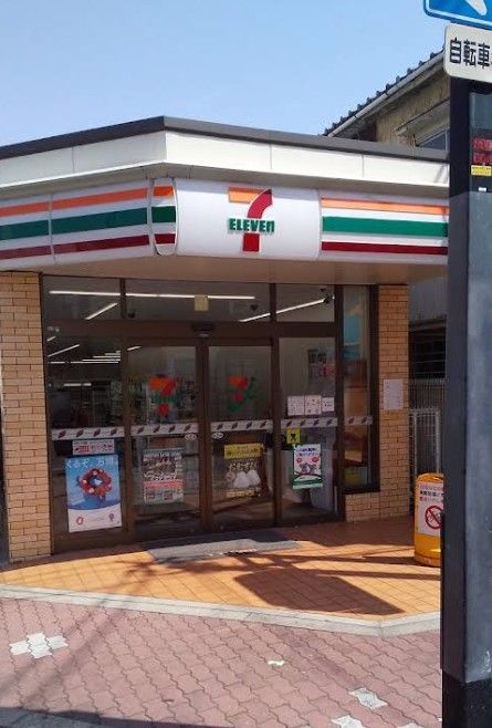 近くのセブンイレブン 大阪三国本町3丁目店まで673m（徒歩9分）