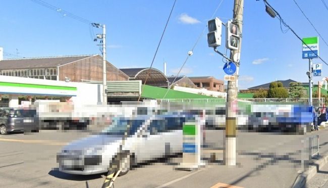 近くのファミリーマート門真深田町店まで463m(徒歩6分)