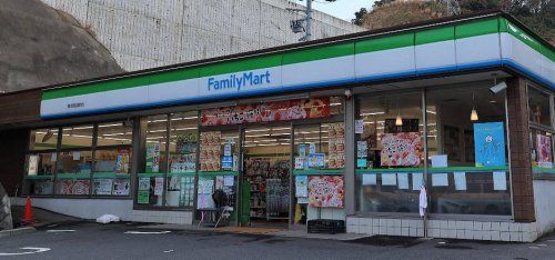 近くのファミリーマート 横須賀船越町店まで971m(徒歩13分)