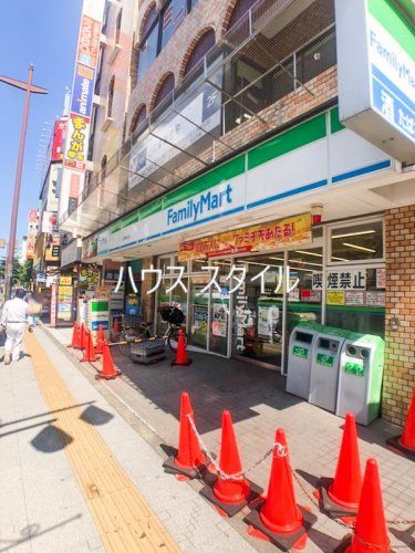 近くのファミリーマート 川口駅東口店まで604m（徒歩8分）