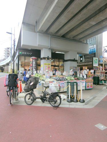 近くの東急ストアまで385m（徒歩5分）