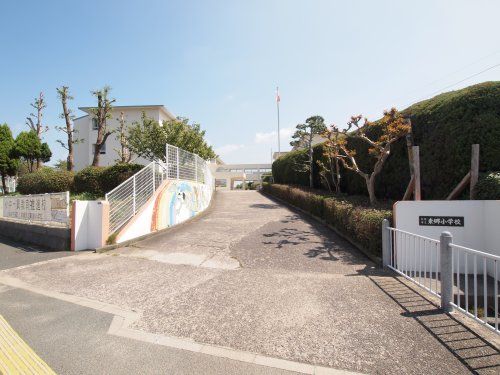 近くの宗像市立東郷小学校まで982m（徒歩13分）