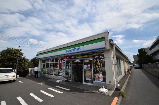 近くのファミリーマート 荏田西四丁目店まで1,075m(徒歩14分)