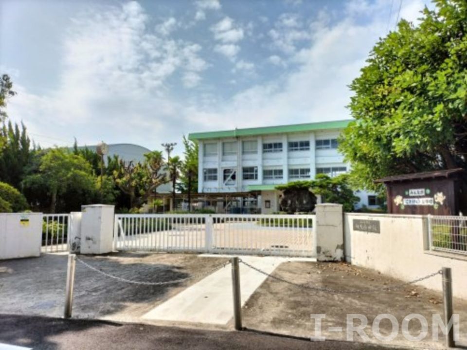 近くの松山市立垣生小学校まで487m(徒歩7分)