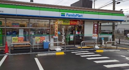 近くのコンビニまで584m（徒歩8分）