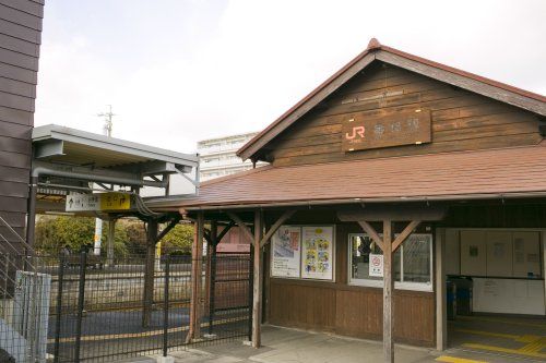 近くの亀崎駅まで697m（徒歩9分）