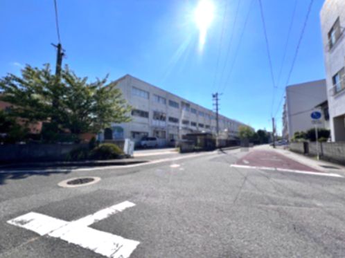 近くの徳島市城東小学校まで619m(徒歩8分)