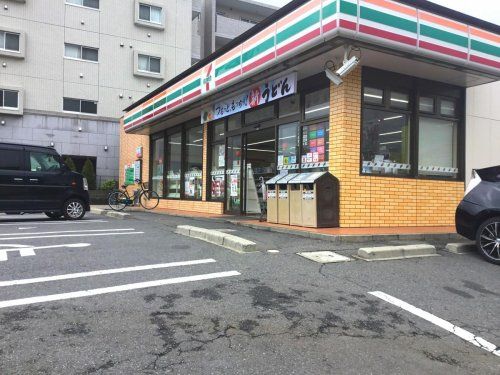 近くのコンビニまで196m（徒歩3分）