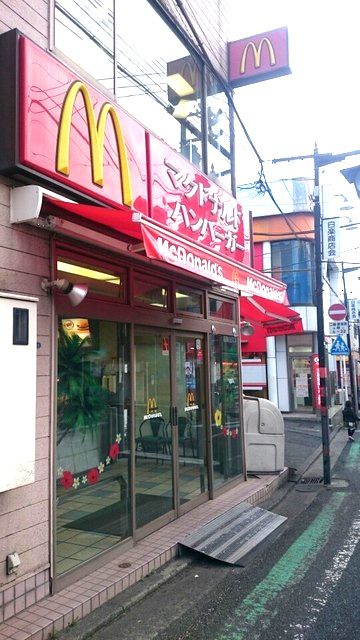 近くのマックまで812m（徒歩11分）