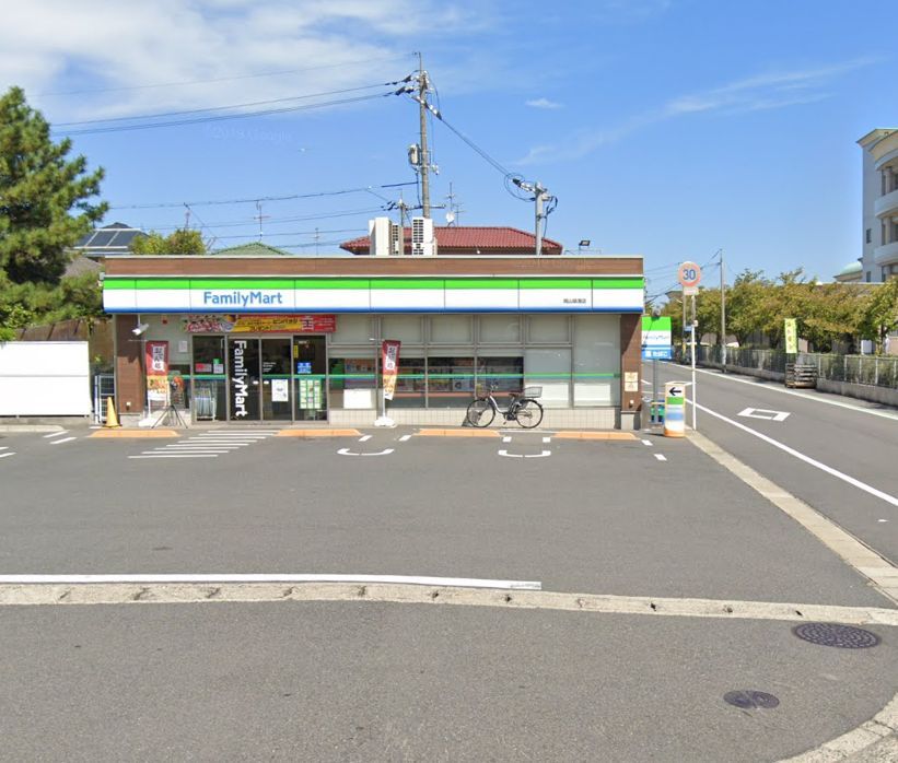近くのファミリーマート 岡山築港店まで402m(徒歩6分)