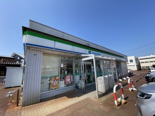 近くのファミリーマート蓮潟店まで379m（徒歩5分）