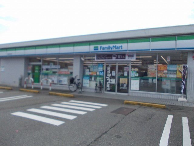 近くのファミリーマート 高岡市役所前店まで490m（徒歩7分）