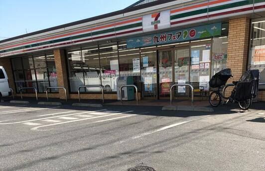 近くのセブンイレブン 足立加平2丁目店まで394m（徒歩5分）