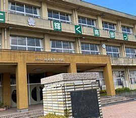 近くの砺波市立砺波南部小学校まで1,855m（徒歩24分）