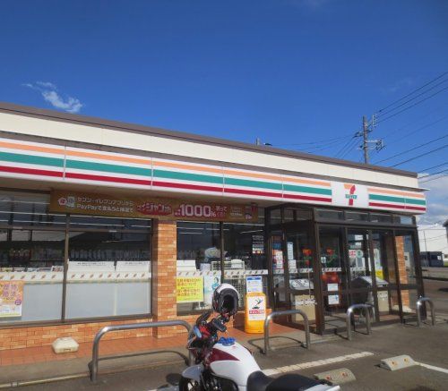 近くのセブンイレブン長岡高島町店まで852m（徒歩11分）