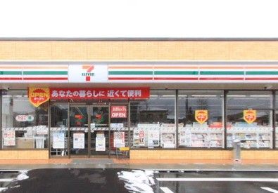 近くのセブンイレブン宮関店まで455m（徒歩6分）