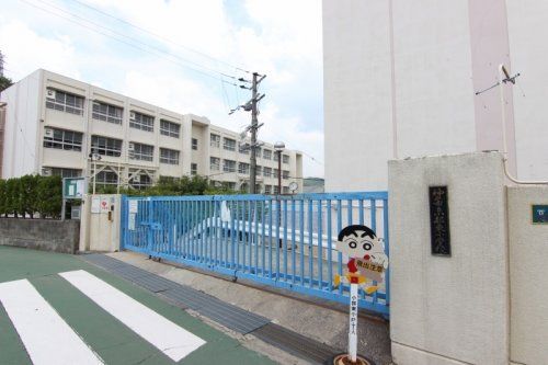 近くの神戸市立小部東小学校まで308m（徒歩4分）