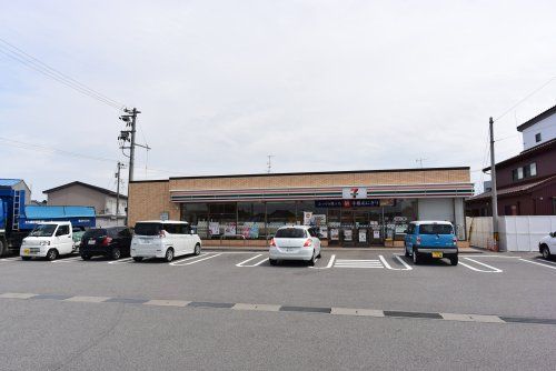 近くのセブンイレブン 砺波千代店まで579m（徒歩8分）