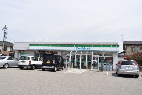 近くのファミリーマート 砺波東石丸店まで1,124m（徒歩15分）