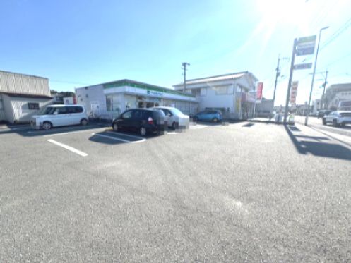 近くのファミリーマート 徳島国府町店まで404m（徒歩6分）