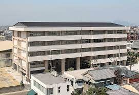 近くの西中学校まで733m（徒歩10分）