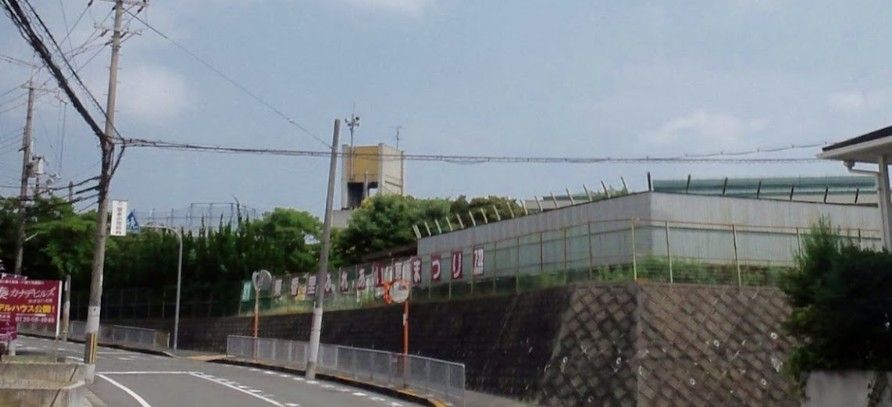 近くの枚方市立東香里小学校まで452m(徒歩6分)