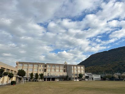 近くの高松市立屋島西小学校まで86m（徒歩2分）