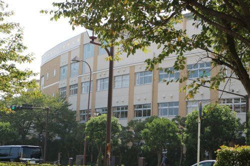 近くの横須賀市立諏訪小学校まで1,125m(徒歩15分)