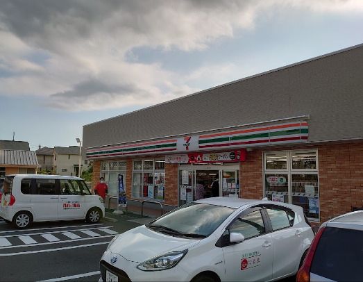 近くのコンビニまで991m（徒歩13分）