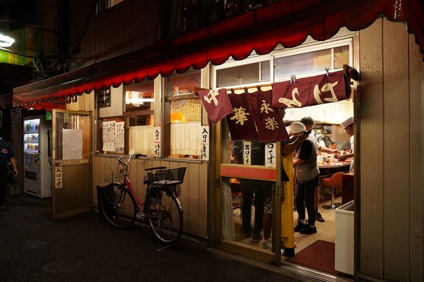 近くの飲食店まで1,074m（徒歩14分）