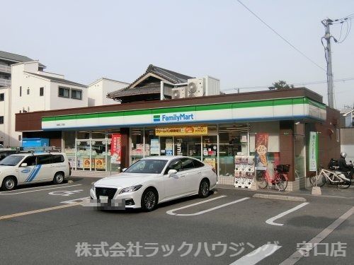 近くのファミリーマート 高倉町2丁目店まで374m(徒歩5分)