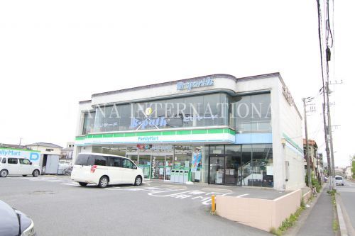 近くのファミリーマート浦安富士見三丁目店まで157m（徒歩2分）