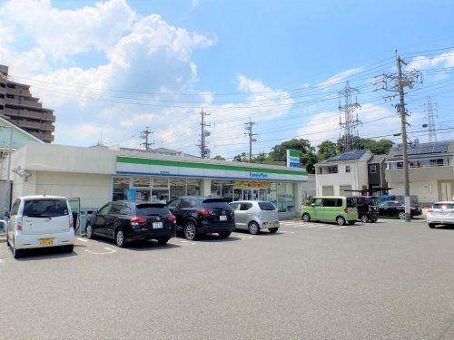 近くのファミリーマート 東浦生路店まで371m（徒歩5分）