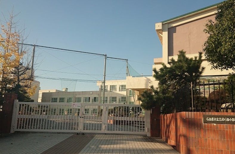 近くの小学校まで1,963m（徒歩25分）
