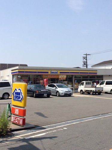 近くのコンビニまで731m（徒歩10分）