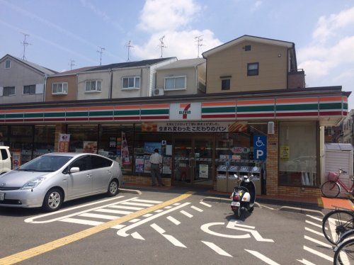 近くのセブンーイレブン守口藤田町４丁目店まで740m（徒歩10分）