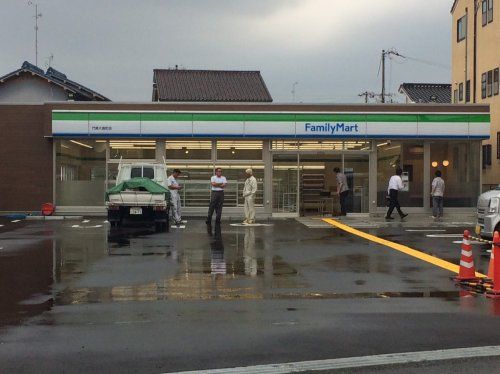 近くのファミリーマート門真大倉町店まで28m（徒歩1分）