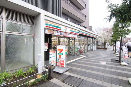 近くのコンビニまで723m（徒歩10分）