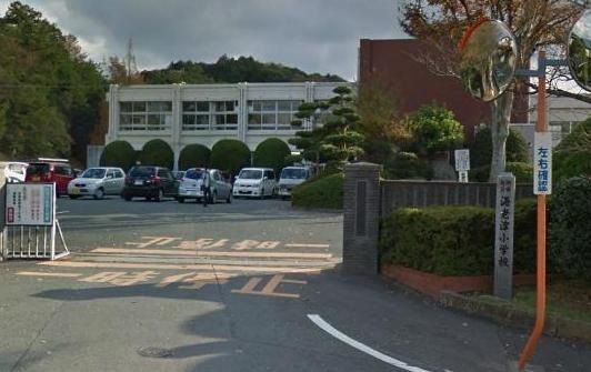 近くの岡垣町立海老津小学校まで3,000m(徒歩38分)