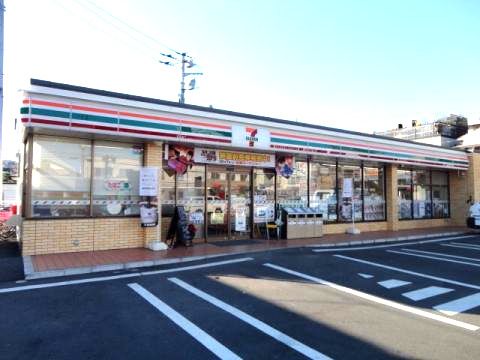 近くのコンビニまで497m（徒歩7分）