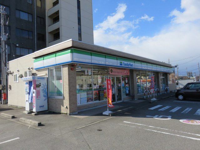 近くのコンビニまで453m（徒歩6分）