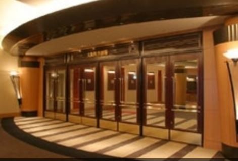 近くの大阪四季劇場まで576m（徒歩8分）