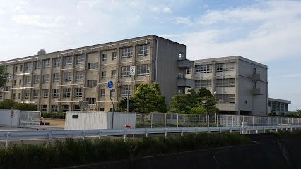近くの高松市立木太中学校まで1,175m(徒歩15分)