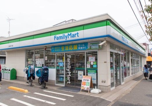 近くのコンビニまで50m（徒歩1分）