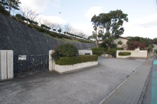 近くの遠賀町立遠賀南中学校まで2,575m（徒歩33分）