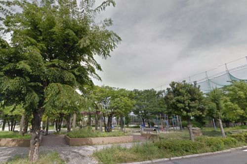近くの三津屋中央公園まで595m（徒歩8分）