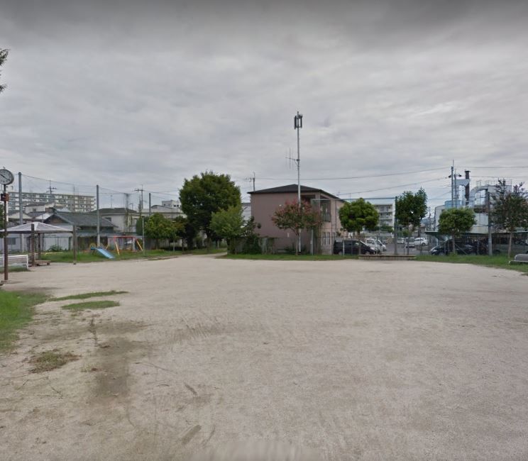 近くの中徳公園まで64m（徒歩1分）