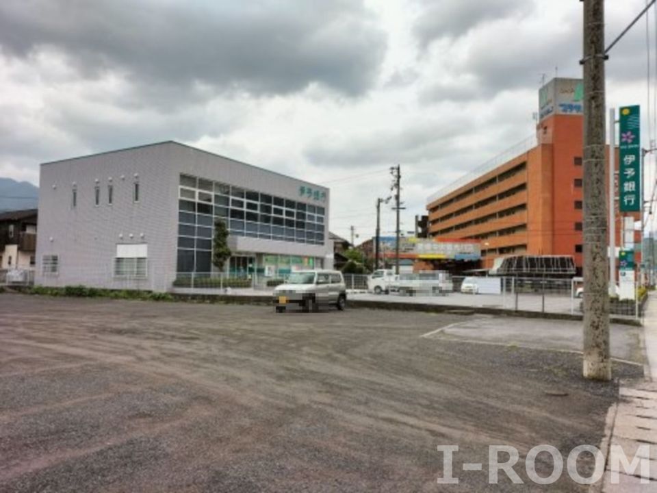 近くの伊予銀行川内支店まで183m（徒歩3分）