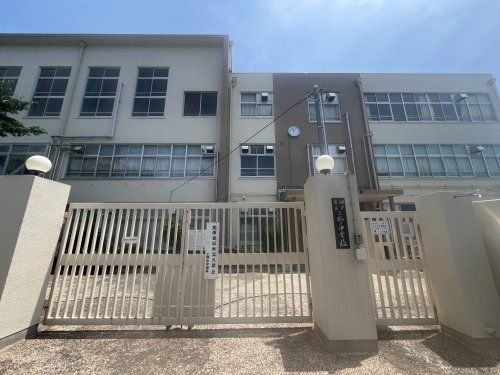 近くの神戸市立上野中学校まで626m（徒歩8分）